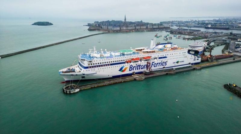 Le Saint Malo assure la traversé de Portsmouth à Saint Malo en proposant une motorisation hybride.
