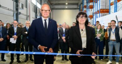 Geodis inaugure son hub portuaire multi-services avec Edouard Philippe et Marie-Christine Lombard.
